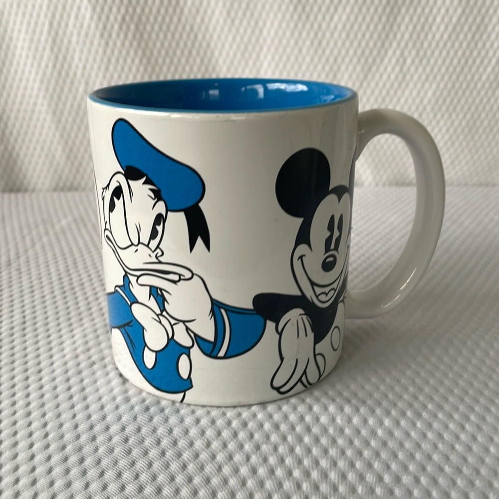 Disney World Mickey Mouse and Friends  16 oz Collectable Mug.